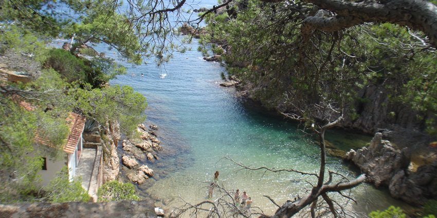 Aigua Xelida’s caves and tunnels make diving here truly special