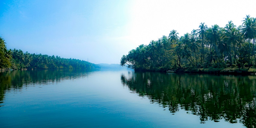 An image of a family enjoying a boat ride on Akkulam Lake, one of the lakes in Kerala.