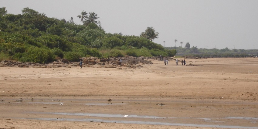 A picture of Aksa Beach, a tranquil spot, one of the top places to visit near Bandra.