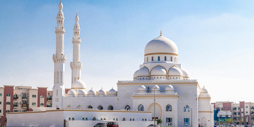 Al Abbas Mosque , one of the famous Iraq mosques, has a stunning golden dome.
