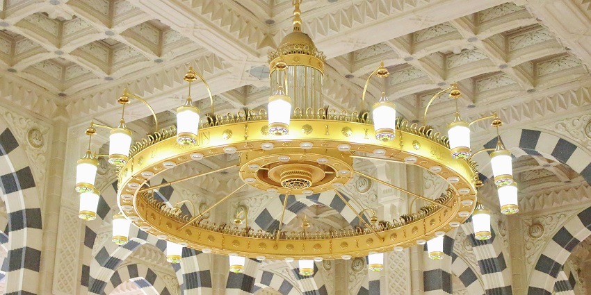 Al-Hannanah Mosque has a guge prayer hall and offers a sacred atmosphere.