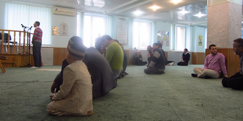 People kneel in prayer at Al-Manaar Mosque in London, embracing the mosque’s peace and reflection