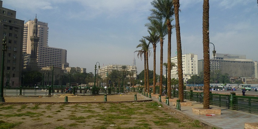 The beautiful night image of Al-Tahir Square where you can enjoy the artistic performance.