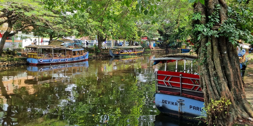 Houseboat on calm backwaters of Alleppey–places to visit in summer in india with friends