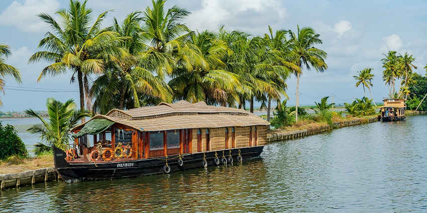 Alleppey is one of the many places to visit in august in south India for a monsoon getaway.