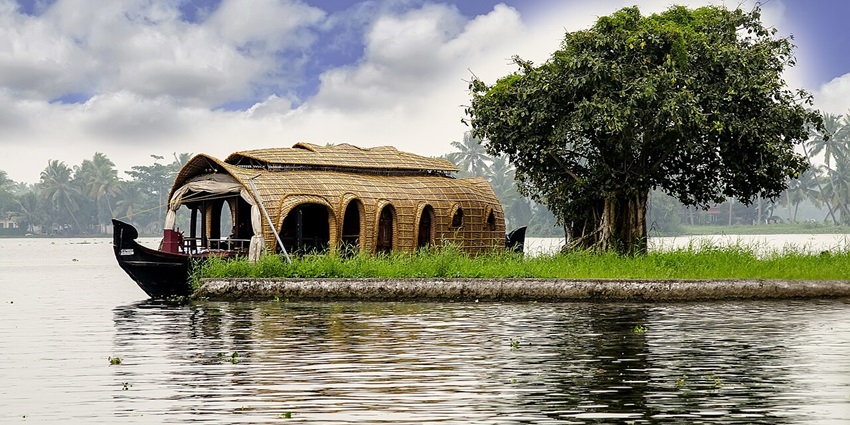 Traditional Kerala houseboat gliding through Alappuzha’s lush backwaters