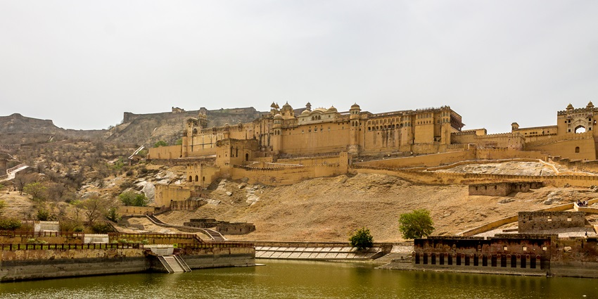 View of the majestic Amer fort, a place to visit as mentioned in the Jaipur travel guide.