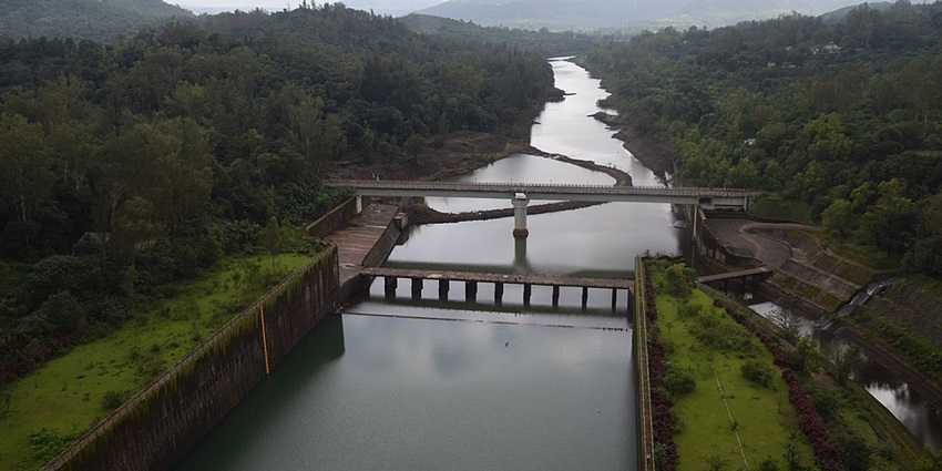 Aner Dam, surrounded by lush greenery, is perfect for picnics, nature walks, and birdwatching