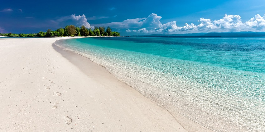 An image of a beach that looks similar to the Apelviken Beach, a destination in Sweden.