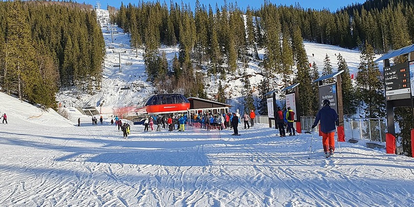 An image showing Åre Fjällgårdsexpressen lift, offering views of the scenic mountains