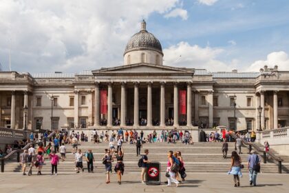 An Image of the visitors gathered around the steps of the National Art Gallery London.