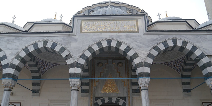 A small yet vibrant mosque providing a peaceful prayer space.