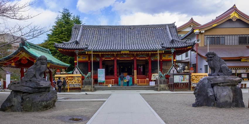 Tokyo’s oldest Buddhist temple with vibrant traditional architecture.