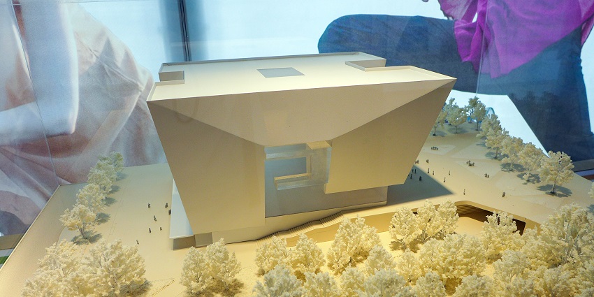 Special exhibitions of Palace Museum Hong Kong have various kinds of artifacts and models.