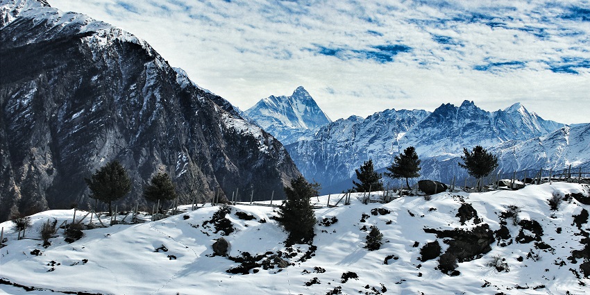 An image of Auli’s snow-covered slopes, a famous ski destination in India.