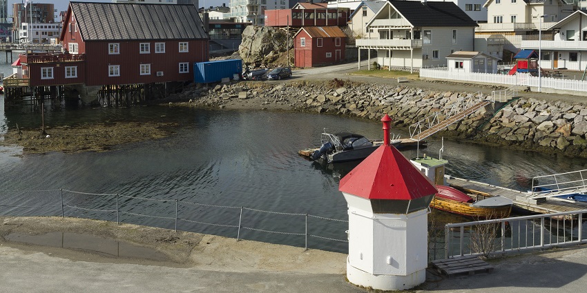 An image of the waterfront area at Bakkegata and Parkgata, highlighting Lofoten Islands tourism