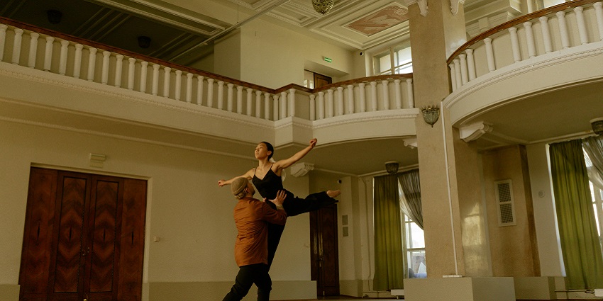 A lively dance studio offering immersive Latin dance classes in a vibrant setting.