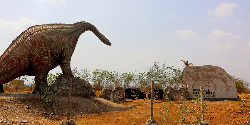An image showing the sculptures of dinosaurs in one of the best dinosaur museums in India.