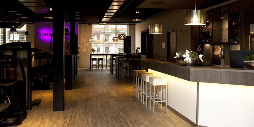 Relaxed bar with tropical drinks, music, and island-inspired atmosphere.