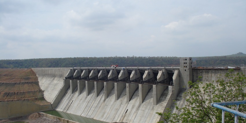 Bamera Dam is popular for sightseeing and photography on a Bandhavgarh travel guide.