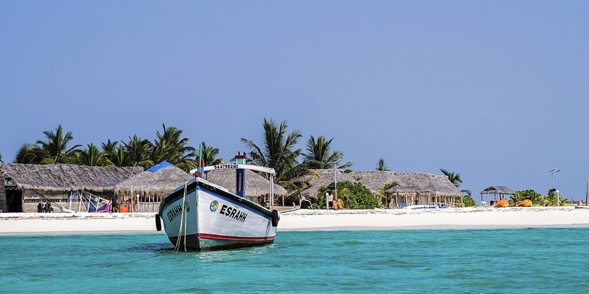 An image of Bangaram, one of the popular beaches in India with blue water.
