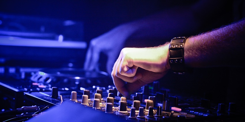 A cosy bar offering live music performances to create Nonstop Entertainment