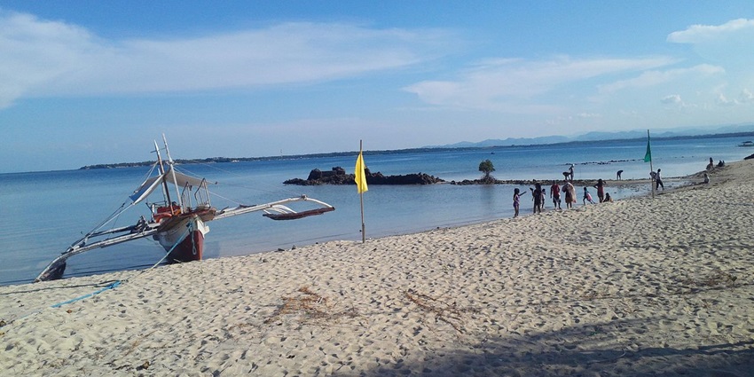 Known as the White Beach, the Basdaku beach is famous among locals and tourists for boating.