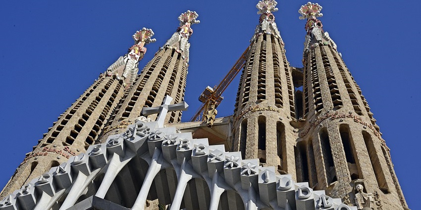 An eye-catching architecture of the huge Basílica de la Sagrada Familia.