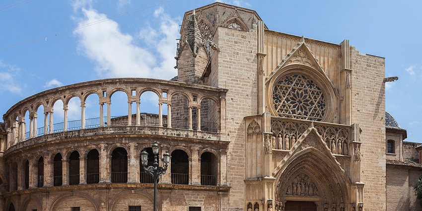 The beautiful façade of Valencia Cathedral with its Gothic arches and the Miguelete Tower rising behind, one of the best things to see in Spain in September.