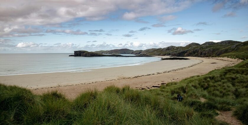 Beaches in Scotland feature rugged cliffs, golden sands, and turquoise waters.