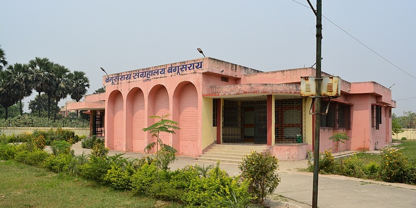An image of the outer view of the Begusarai Museum that is surrounded by lush greenery
