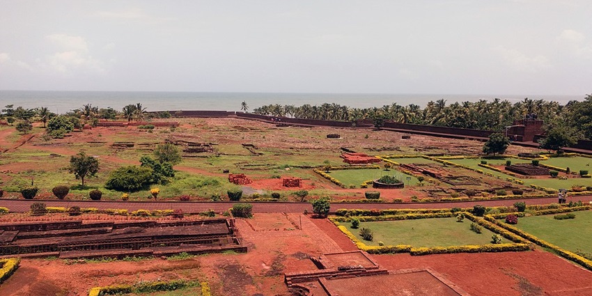 An image of a Bekal Fort's ancient ruins, one of the historical sea forts in India