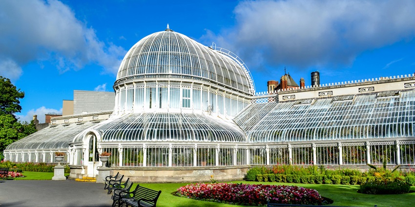 A vibrant city with rich history and culture, Belfast is famous for the Belfast City Hall.