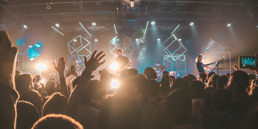 It features folk music and performances by top artists.