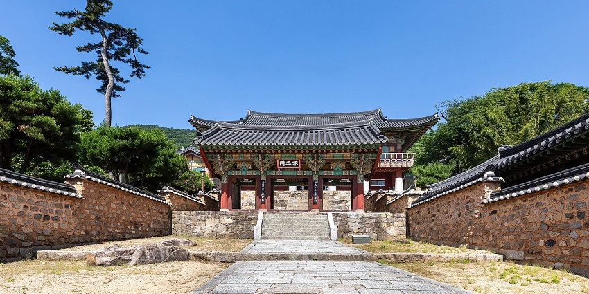 Beomeosa is among the famous temples in South Korea, featuring stunning views and sacred halls.