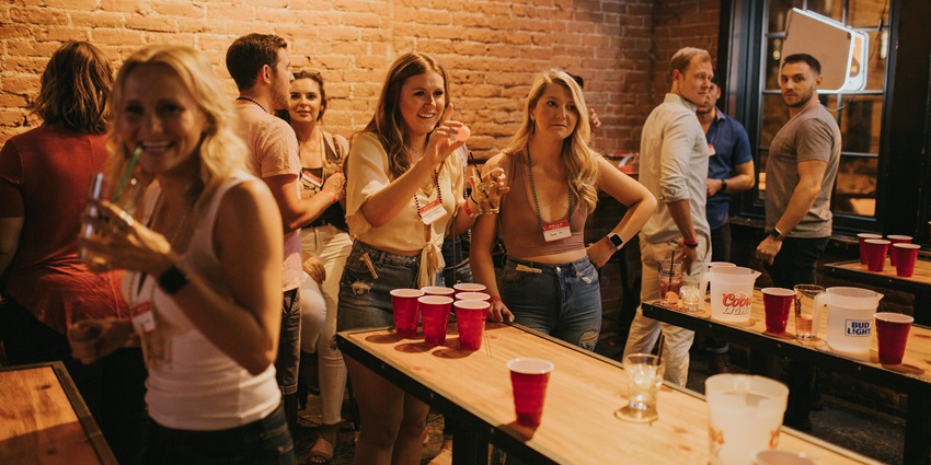 An image showing a gathering enjoying drinks at the club, resembling Bergenhus Bryggeri.