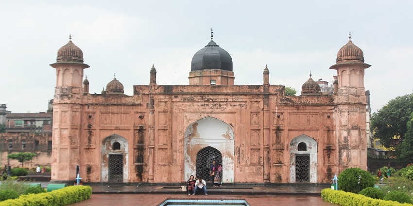 The best time to visit Lalbagh fort is during winter.