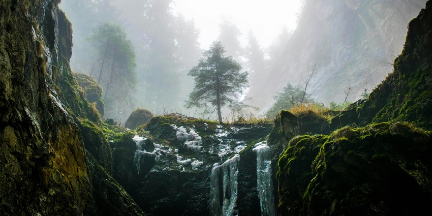 A picture of Ghagra Waterfalls at its peak during the monsoon, with gushing waters.