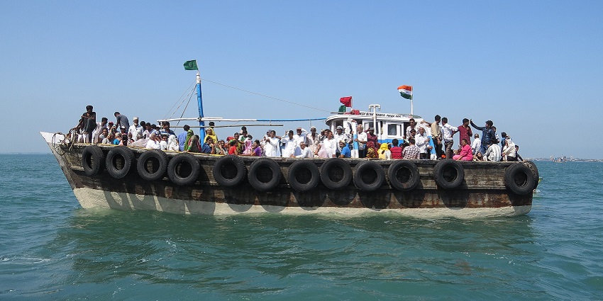 Image of a boat carrying pilgrims to the island of Byet Dwarka in Gujarat