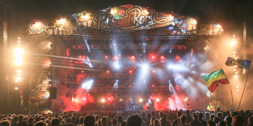 A huge crowd with energetic performances, an amazing fest.