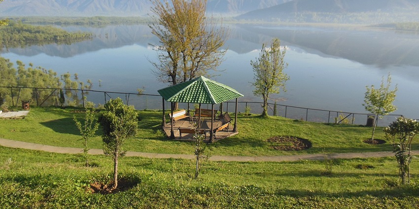 You can spot plenty of migratory birds at the largest freshwater lake in India.
