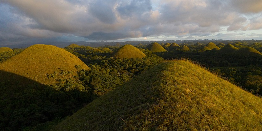 Home to Chocolate Hills, tarsiers, and stunning white-sand beaches