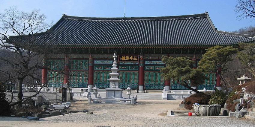 Bongwonsa Temple is a historic temple with a peaceful atmosphere and scenic views.