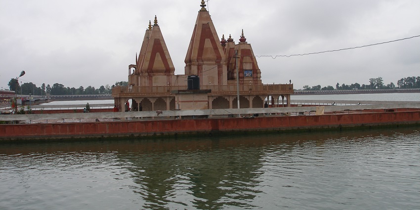 An image of Pilgrims performing rituals at Brahma Sarovar - one of the lakes in Haryana.