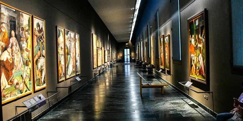 Timeless portraits beautifully curated in an Art Museum in Italy