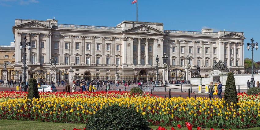 The view of the eastern façade of Buckingham Palace and the Victoria Memorial, as highlighted in the London travel guide