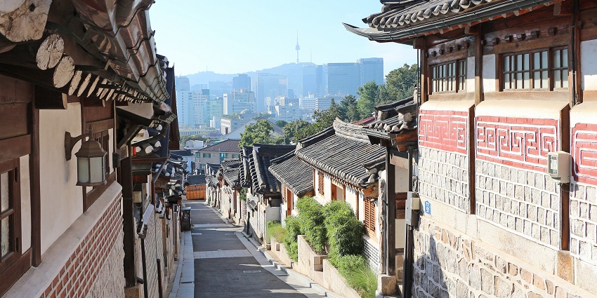 Bukchon Hanok, a place to celebrate Valentine’s Day in Seoul featuring Korean houses.