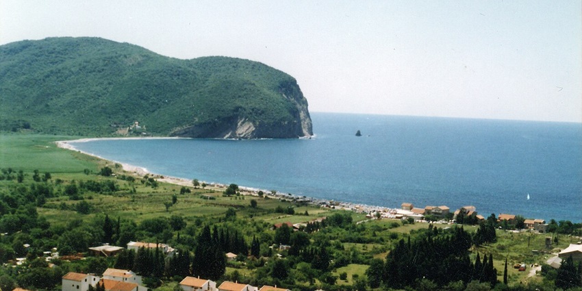 A long and peaceful beach with a mix of sand and pebbles in Budva for travellers.