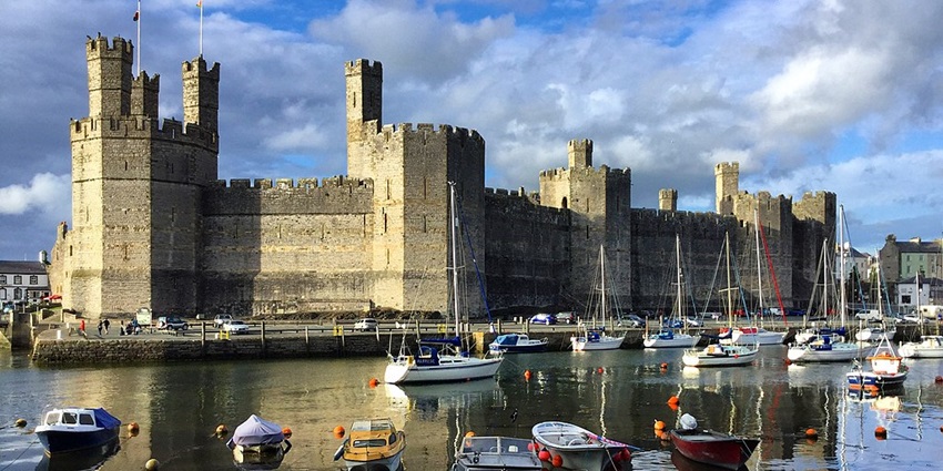 The polygonal towers of this castle represent power and dominance for travellers.