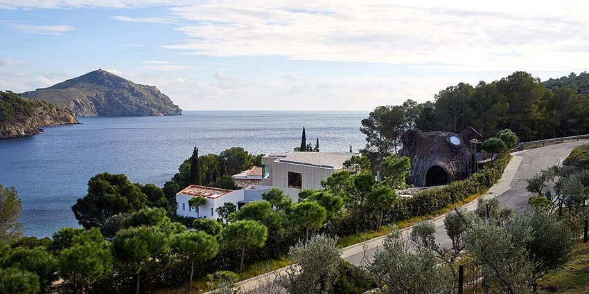 Cala Montjoi’s calm waters are perfect for beginner scuba divers.